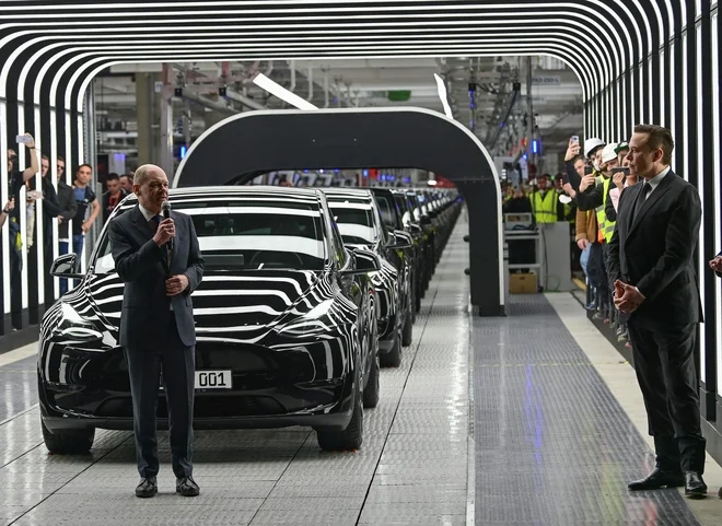 Nemški kancler Olaf Scholz je nagovoril zbrane med slovesno otvoritvijo Tesline tovarne. Desno stoji solastnik in glavni izvršni direktor Tesla Motors Elon Musk. FOTO: Patrick Pleul/AFP
