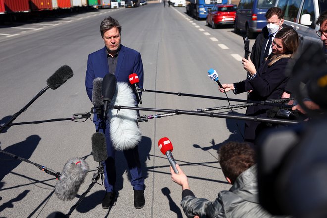 Nemški minister za gospodarstvo in klimatske politike Robert Habeck med izjavo za novinarje ob otvoritvi Tesline tovarne. FOTO: Lisi Niesner/REUTERS
