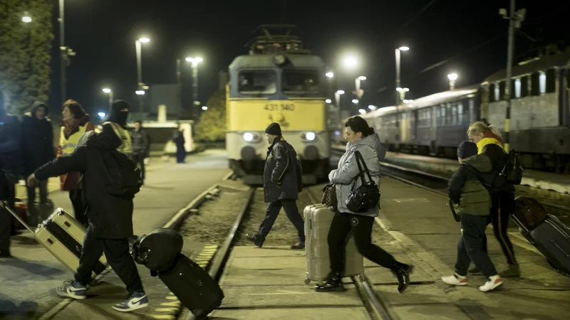 Fotografija: Begunci na železniški postaji Zahony ob ukrajinski meji. FOTO: Jure Eržen/Delo
