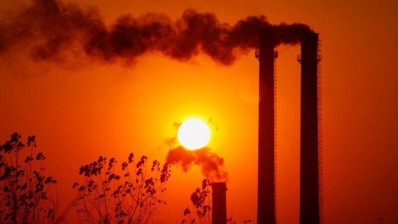 Fotografija: Od črpališč nafte in rafinerij do avtomobilov, vsi onesnažujejo zrak, vode in tla.  FOTO: Sean Yong/Reuters
