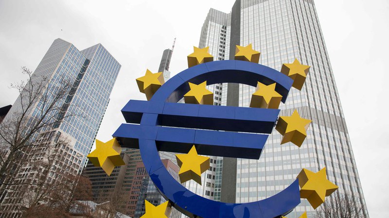 Fotografija: ECB in OECD sta ta mesec že prilagodili gospodarske napovedi novim razmeram, v kratkem bo svoje nove projekcije in pomladansko napoved predstavil tudi Umar. Foto Andre Pain Afp
