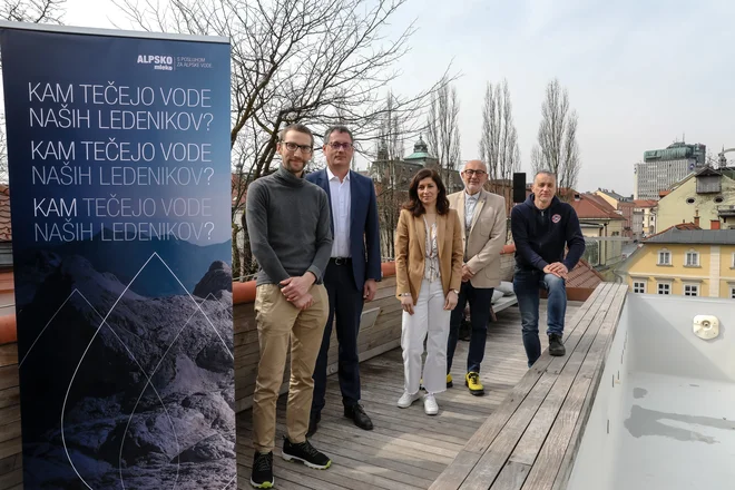 Ljubljanske mlekarne so organizirale pogovor o problematiki oskrbe z vodo. Z leve: Črt Blatnik, GIAM ZRC SAZU, Tomaž Žnidarič in Maja Kalan Pongrac, LM, Mihael Jožef Toman, Biotehniška fakulteta UL, Miha Pavšek, GIAM ZRC SAZU. FOTO: Črt Piksi/ Delo
