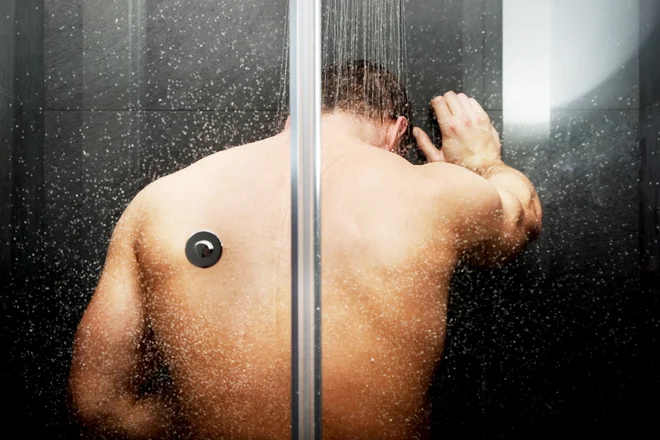 Čeprav so tisti, ki so se tuširali pod mrzlo prho, zaradi bolezni manjkrat manjkali v službi ali v šoli, pa niso poročali o manj bolniških dneh. FOTO:&nbsp;Shutterstock
