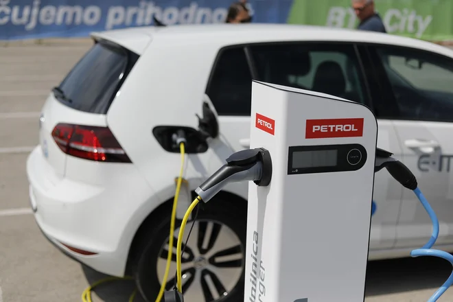 Najem električnega vozila podjetju olajša prehod na zeleni in sodobni vozni park. FOTO: Leon Vidic/Delo
