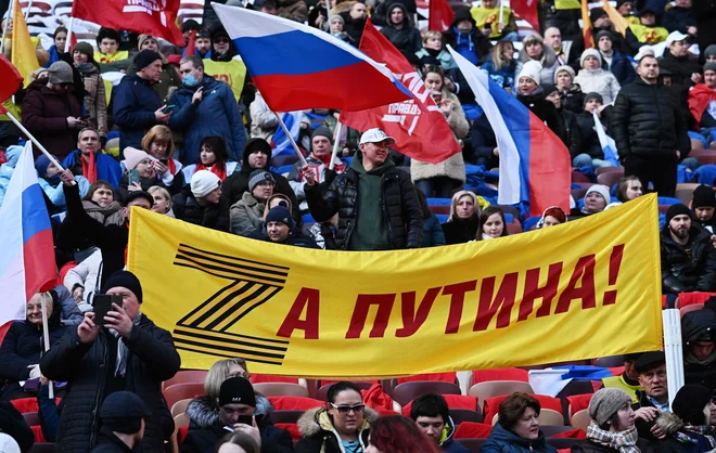 Tudi na stadionu Lužniki v ruski prestolnici, kjer so pred dnevi  obeležili 8. obletnico pridružitve Krima, so bili transparent s črko Z. FOTO Pavel Bednyakov/AFP
