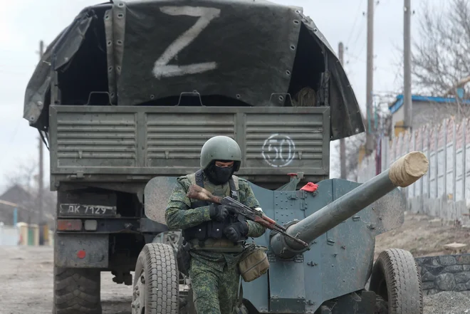 Vojaški analitiki so oznako prvič opazili na vojaških vozilih ruske vojske, ki so se valila proti meji z Ukrajino že nekaj tednov pred začetkom vojne. FOTO Alexander Ermochenko Reuters