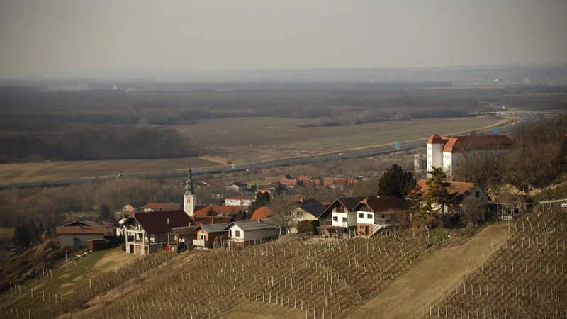 Fotografija: Okolica Lendave vedno deluje umirjeno, skorajda zaspano, a na tem dvojezičnem območju je od nekdaj zelo živahno kulturno, družbeno in gospodarsko dogajanje. FOTO: Jure Eržen