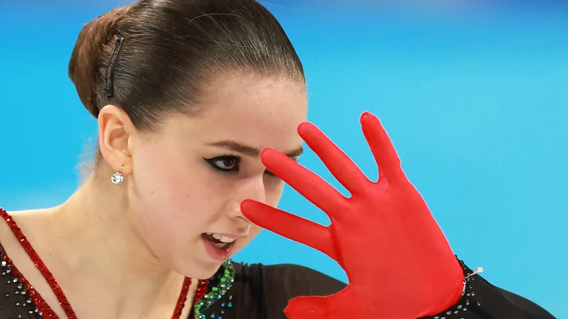 Zaradi dopinškega primera Kamile Valijeve še ne morejo podeliti olimpijskih odličij za ekipno tekmo v Pekingu. FOTO: Eloisa Lopez/Reuters