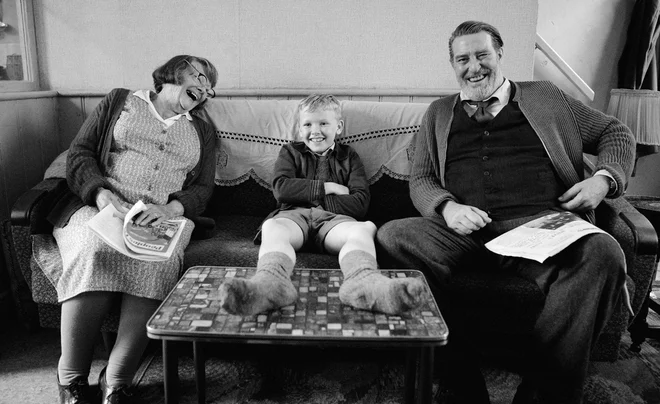Buddy s svojima babico in dedkom, izvrstnima Judy Dench in Ciáranom Hindsom FOTO: Focus Features
