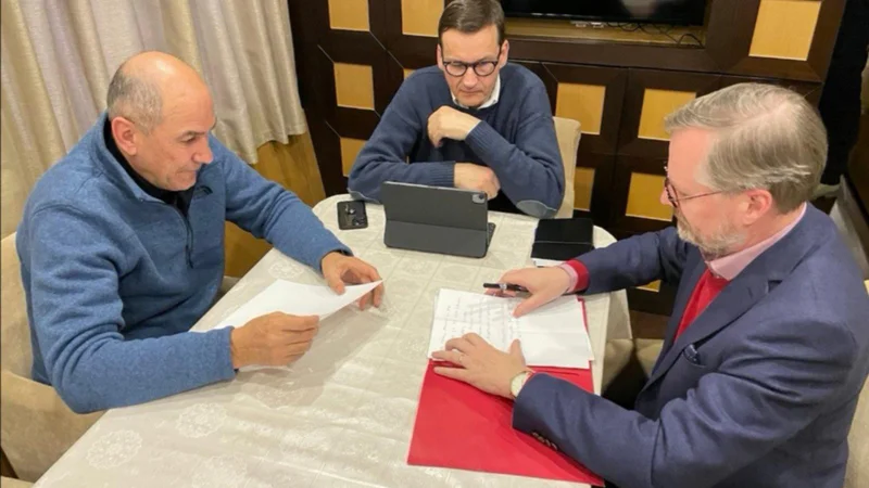 Fotografija: Poljski premier Mateusz Morawiecki, češki premier Petr Fiala in slovenski premier Janez Janša na vlaku na poti v Kijev. FOTO: Twitter vlade Republike Slovenije