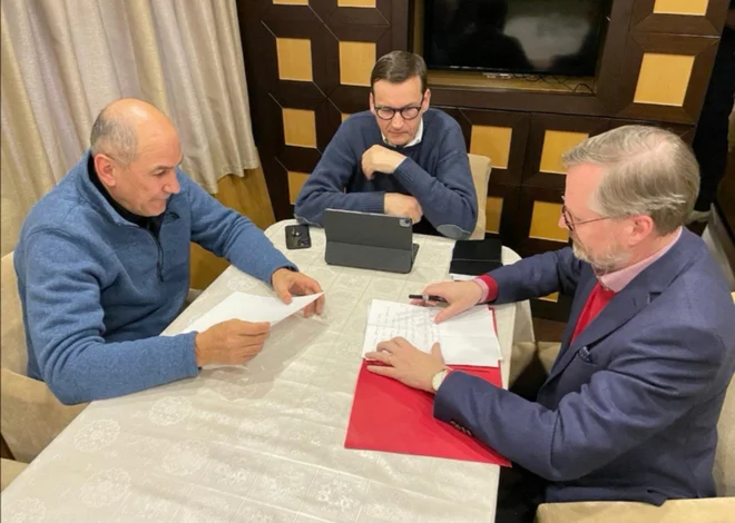 Poljski premier Mateusz Morawiecki, češki premier Petr Fiala in slovenski premier Janez Janša na vlaku na poti v Kijev. FOTO: Twitter vlade Republike Slovenije

