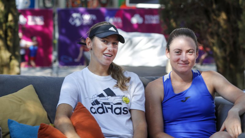 Fotografija: Kaja Juvan in Tamara Zidanšek pred pričetkom teniškega turnirja v Portorožu septembra lani. FOTO: Matej Družnik/Delo
