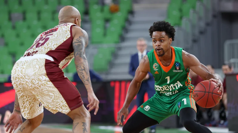 Fotografija: Yogi Ferrell je uspešno oganiziral igro in zadeval. FOTO: Cedevita Olimpija
