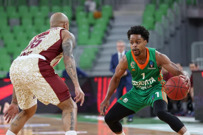 Yogi Ferrell je uspešno oganiziral igro in zadeval. FOTO: Cedevita Olimpija
