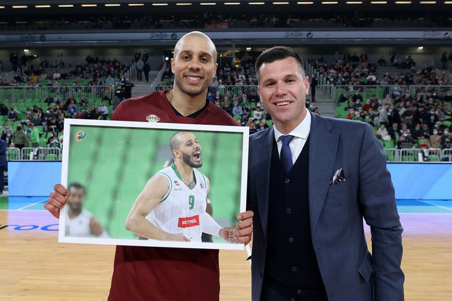 Športni direktor domače ekipe Sani Bečirovič je s fotografijo spomnil Jordana Morgana na sezono 2017/18, ko je igral v Stožicah. FOTO: Cedevita Olimpija
