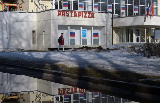 Znak provojne propagande je videti tudi na stavbah po Rusiji. FOTO: AFP
