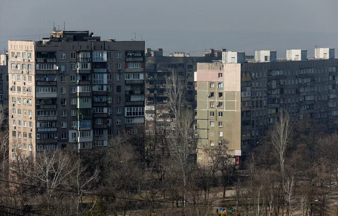 Oblegano pristaniško mesto Mariupolj je še vedno tarča stalnih ruskih napadov. FOTO: Alexander Ermochenko/Reuters
