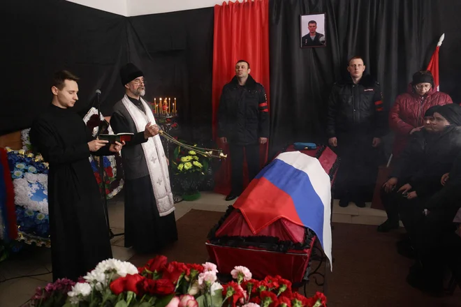 V naselju Zubkovo v ruski regiji Novosibirsk je potekala pogrebna slovesnost za Sergeja Sokolova, 21-letnega ruskega vojaka, ki je bil ubit med rusko vojaško akcijo v Ukrajini. Po ocenah Nata in Ukrajine naj bi med enomesečno invazijo umrlo 7000 -15000 ruskih vojakov. Foto: Rostislav Netisov/Afp