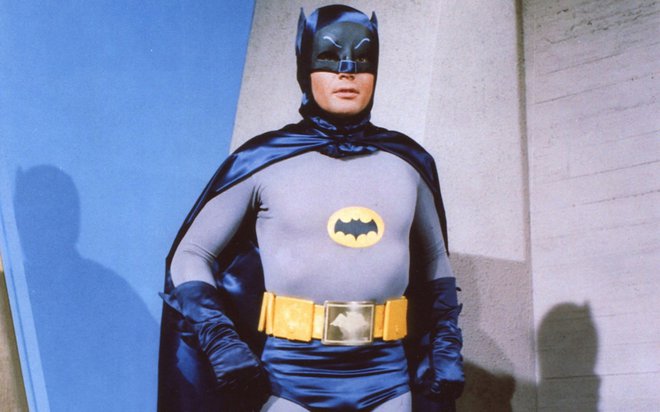 Kostumografa Glyn Dillon in David Crossman sta se pri ustvarjanju aktualnega Batmana zgledovala po tistem, kar je za Adama Westa v 60. letih ustvaril njun predhodnik Jan Kemp. FOTO: Promocijsko gradivo
