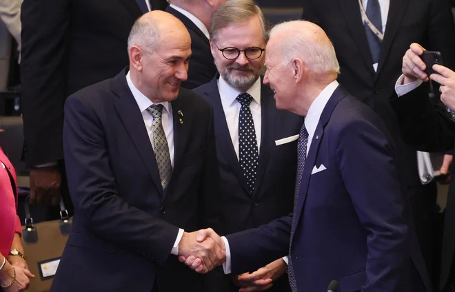 Ameriški predsednik prvič fizično sodeluje na zasedanju voditeljev članic Evropske unije. FOTO: Evelyn Hockstein/AFP
