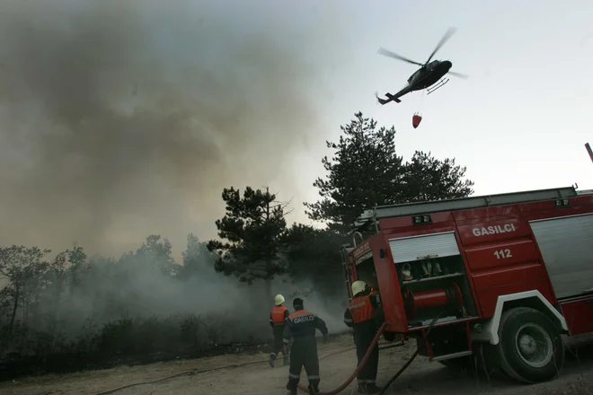 Pri gašenju požarov v naravi se je letos poškodovalo osem pripadnikov enot. FOTO: Jure Eržen/Delo
