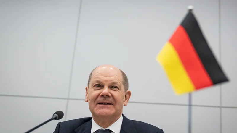 Fotografija: Nemkki kancler Olaf Scholz ob začetku vrha G7 v Bruslju. FOTO: Michael Kappeler/REUTERS
