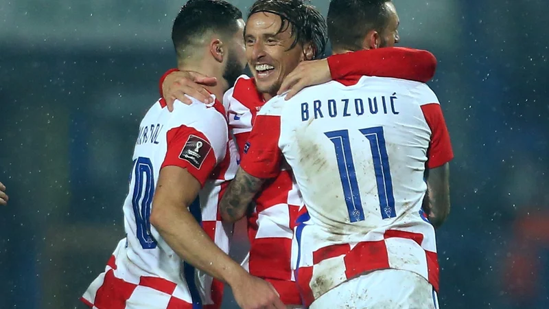 Fotografija: Luka Modrić (v sredini) je dve od skupno treh tekem s slovensko reprezentanco v karieri izpustil zaradi poškodb. Igral je le marca v Stožicah, ko je Slovenija zmagala z 1:0 (Lovrić 15'). FOTO: Antonio Bronić/Reuters