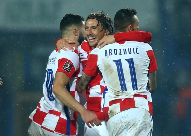 Luka Modrić (v sredini) je dve od skupno treh tekem s slovensko reprezentanco v karieri izpustil zaradi poškodb. Igral je le marca v Stožicah, ko je Slovenija zmagala z 1:0 (Lovrić 15&#39;). FOTO: Antonio Bronić/Reuters
