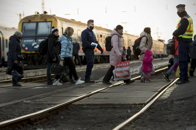 Begunci na železniški postaji Zahony. FOTO: Jure Eržen/Delo
