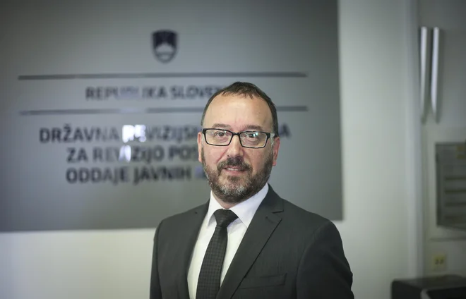 Samo Červek, predsednik Državne revizijske komisije, je pojasnil, da je lani vrednost javnih naročil, v zvezi s katerimi so odločili o zahtevkih za revizijo in drugih vlogah, znašala kar dvakrat toliko kot v letu 2020. FOTO: Jože Suhadolnik/Delo
