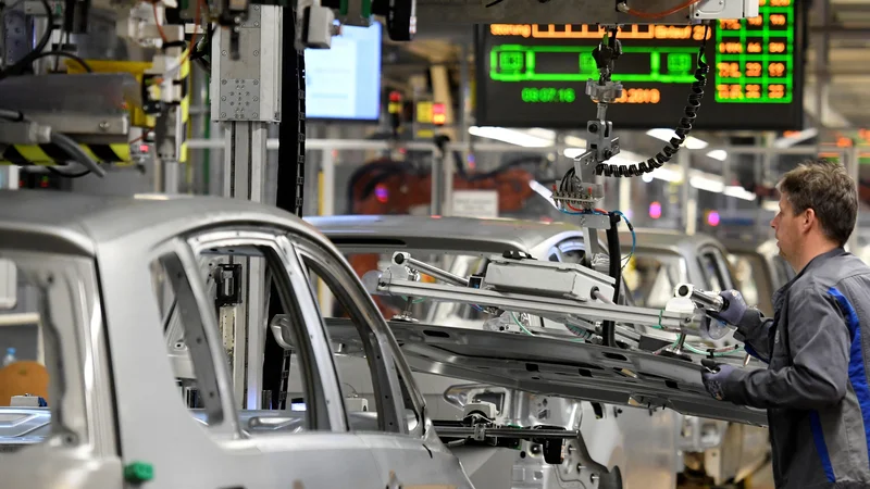 Fotografija: Koncern VW je napovedal, da bo vsaj deloma proizvodnjo v Nemčiji prihodnji teden spet zagnal – predvsem električnih avtomobilov znamk Volkswagen, Audi, Seat, ki jih izdelujejo v Zwickauu in Dresdnu. FOTO: Fabian Bimmer/Reuters