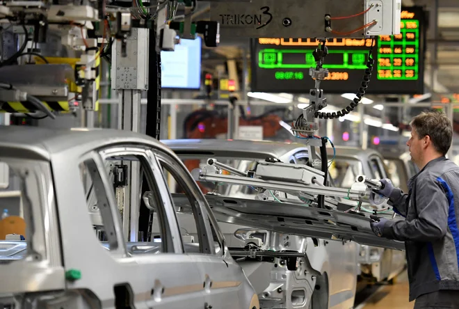 Koncern VW je napovedal, da bo vsaj deloma proizvodnjo v Nemčiji prihodnji teden spet zagnal &ndash; predvsem električnih avtomobilov znamk Volkswagen, Audi, Seat, ki jih izdelujejo v Zwickauu in Dresdnu. FOTO: Fabian Bimmer/Reuters
