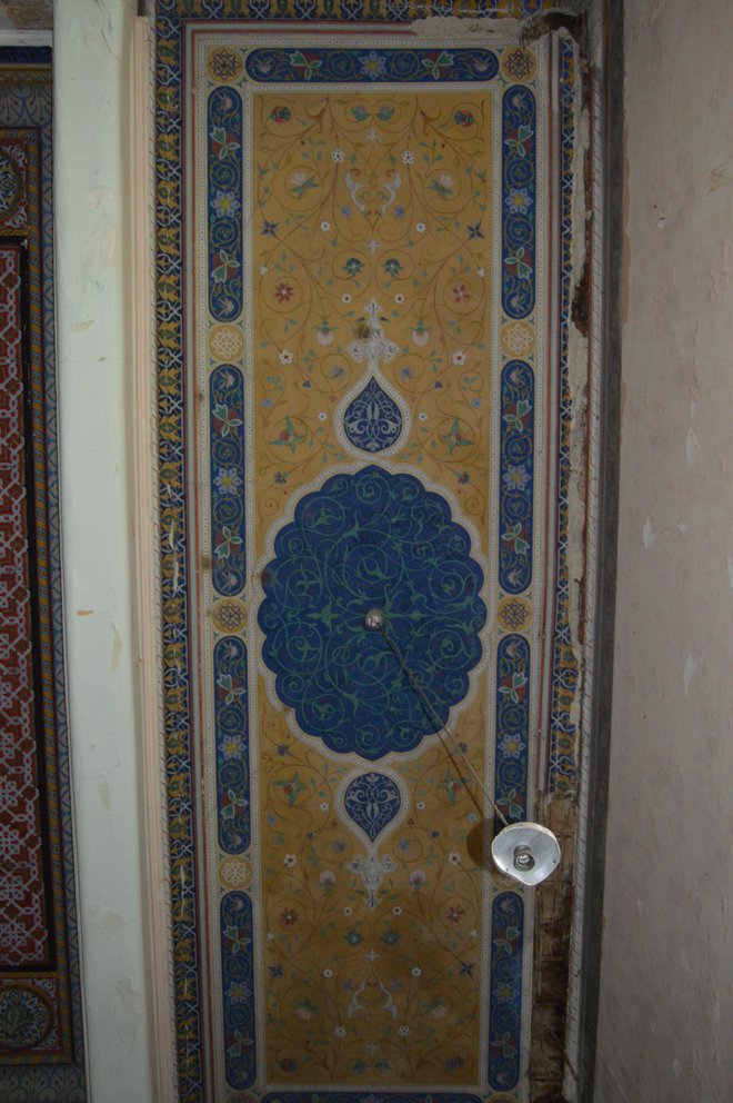 Poslikan orientalski strop v manjšem delu mavrske dvorane. FOTO: Lucija Čakš Orač, hrani ZVKDS OE Celje
