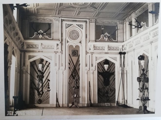Orožna dvorana v nadstropju, kjer je bil razstavljen del nekdanje orientalske zbirke, okoli leta 1936. FOTO: Slavko Ciglenečki, hrani Knjižnica Šmarje pri Jelšah.
