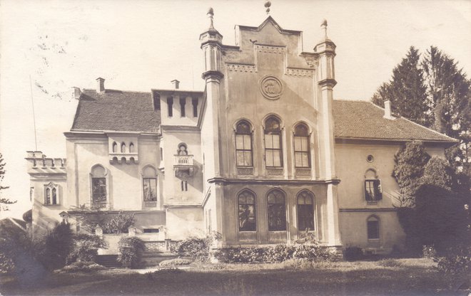 Pogled na vzhodno, orientalsko prezidano fasado z izstopajočim arabskim napisom Bismillah (V imenu Alaha). Najvišje na stavbi je bil še polmesec, ki se na fotografiji ne vidi. FOTO: razglednica iz leta 1912, hrani Knjižnica Šmarje pri Jelšah.
