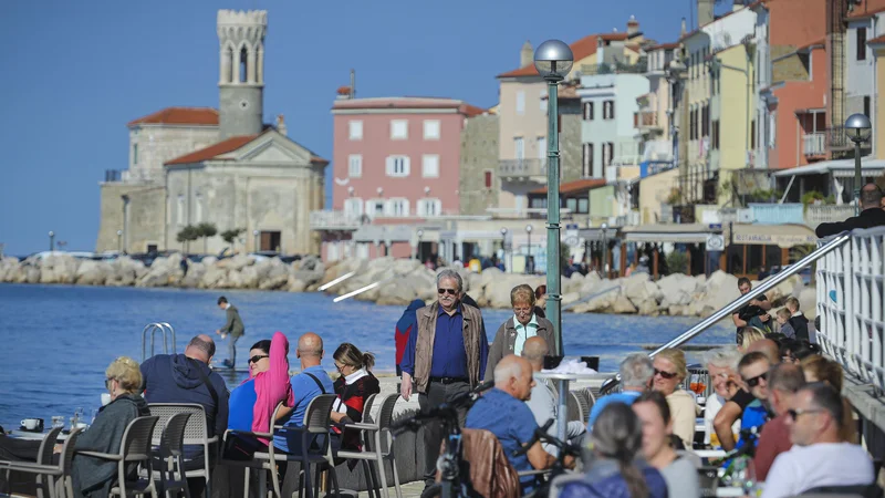 Gospodarska klima je marca močno upadla, predvsem po zaslugi storitev pa je še vedno nekaj višja kot ob istem času lani. Foto: Jože Suhadolnik/Delo

