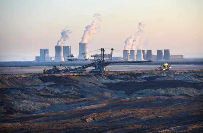 Nemčija se bo znova bolj naslonila na premog, na fotografiji odprti kop lignita v kraju Nochten in termoelektrarna Boxberg. FOTO: Matthias Rietschel/REUTERS
