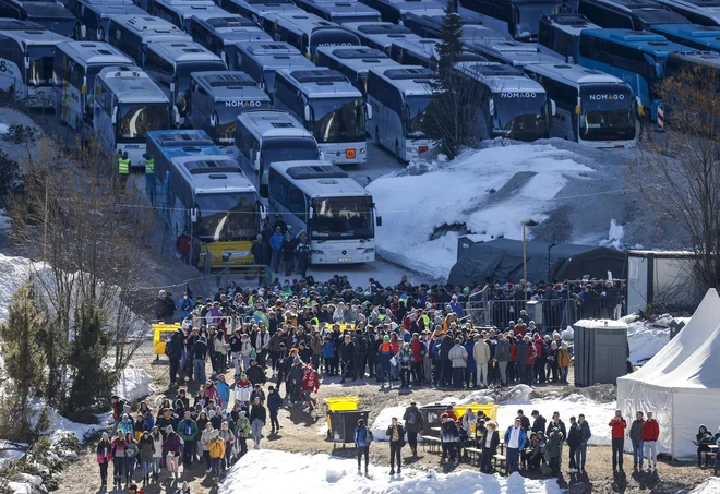 Navijači so se vrnili v Planico prvič po letu 2019. FOTO: Matej Družnik
