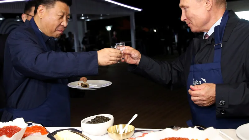 Fotografija: Čeprav je Xi Jinping (levo) edini človek, s katerim je Vladimir Putin proslavljal svoj rojstni dan ob klobasah in vodki, se je njuno prijateljstvo raztreščilo pod bombami, ki padajo na Ukrajino. FOTO: Sergej Bobilev/Reuters