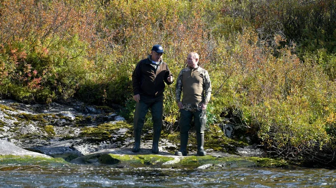 Putin si je v preteklosti za počitnice rad izbral prostrano in divjo Sibirijo in pogosto ga je spremljal obrambni minister Sergej Šojguj. Pred fotografi sta veselo pohajkovala, gobarila in ribarila.

FOTO: Reuters
