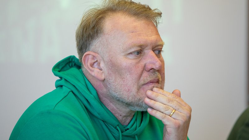 Fotografija: Robert Prosinečki je po dvajsetih letih znova član zeleno-belih, a v vlogi trenerja. FOTO: Voranc Vogel/Delo
