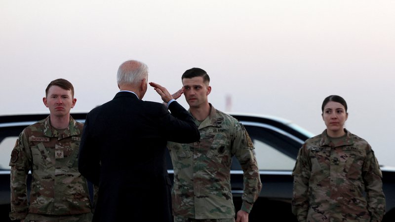Fotografija: Joe Biden pred vkrcanjem na predsedniško letalo Air Force One

Foto Evelyn Hockstein/Reuters
