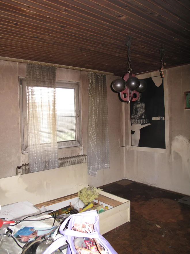Hiše iz prve faze so bile zgrajene iz lesene montažne konstrukcije podjetja Jelovica ter skromnih materialov; pogosto je bil uporabljen smrekov les, tudi kot opaž zunanjosti in notranjosti. FOTO: Arhiv Studio Drevo
