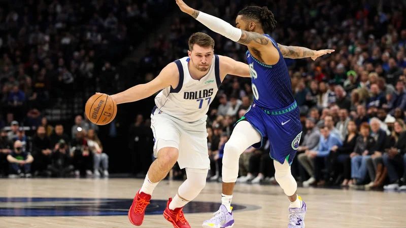 Fotografija: Luka Dončić prodira ob D'Angelu Russellu v prvi četrtini obračuna v dvorani Target Center. FOTO: David Berding/USA Today Sports