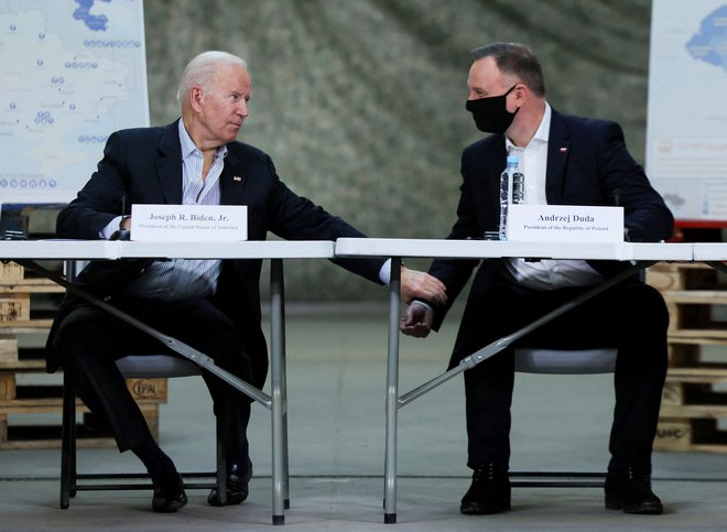 Ameriški predsednik Joe Biden je na Poljsko prispel včeraj, kjer se je najprej ustavil v mestu Rzeszow, nedaleč od meje z Ukrajino. Tam bo obiskal ameriške vojake in se seznanil z ukrepi za oskrbo ukrajinskih beguncev. FOTO: Evelyn Hockstein/Reuters

