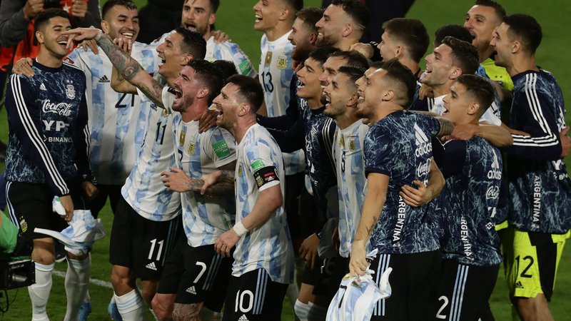 Fotografija: Argentinski nogometaši so po tekmi zapeli z navijači. FOTO: Alejandro Pagni/AFP
