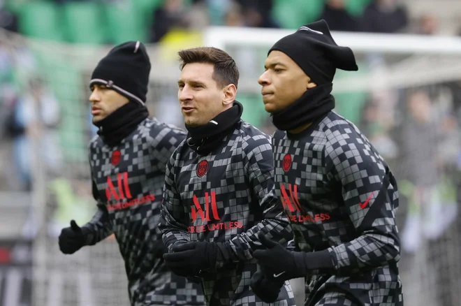 Neymar, Lionel Messi in Kylian Mbappe (z leve) med ogrevanjem&nbsp;pred tekmo s Saint-Etiennom. FOTO: Eric Gaillard/Reuters
