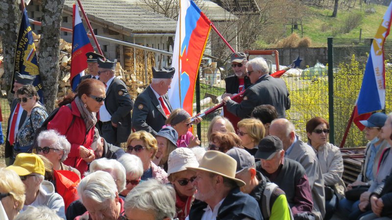 Fotografija: Množica ljudi se je udeležila spominske prireditve na Malem Lipoglavu. FOTO: Bojan Rajšek/Delo
