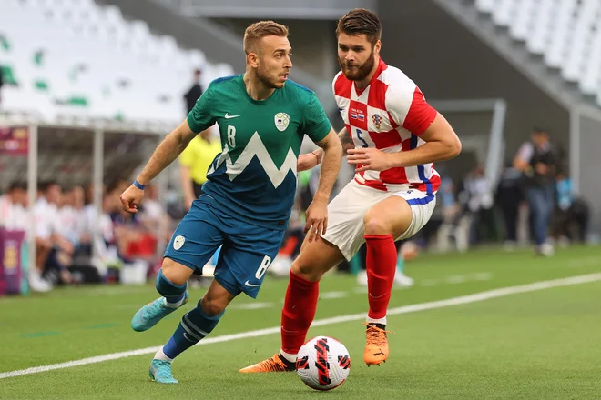 Slovenski reprezentant Sandi Lovrić in Duje Ćaleta-Car sta se razšla brez zmagovalca. FOTO: Karim Džaafar/AFP
