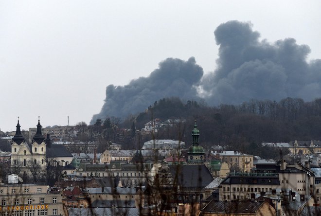Zahodnoukrajinsko mesto Lvov po napadih ruskih raket. Foto Yuriy Dyachyshyn/Afp
